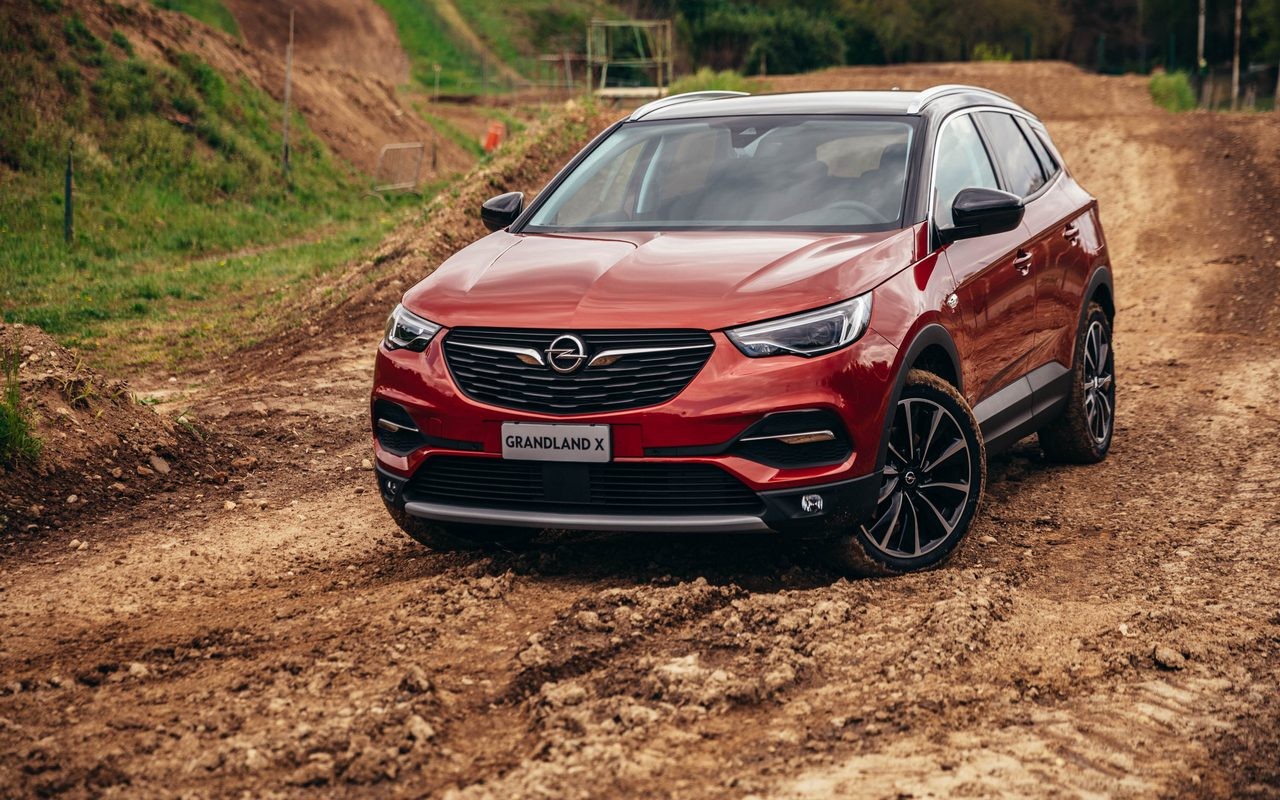 Opel Grandland X Hybrid4: nuove immagini ufficiali