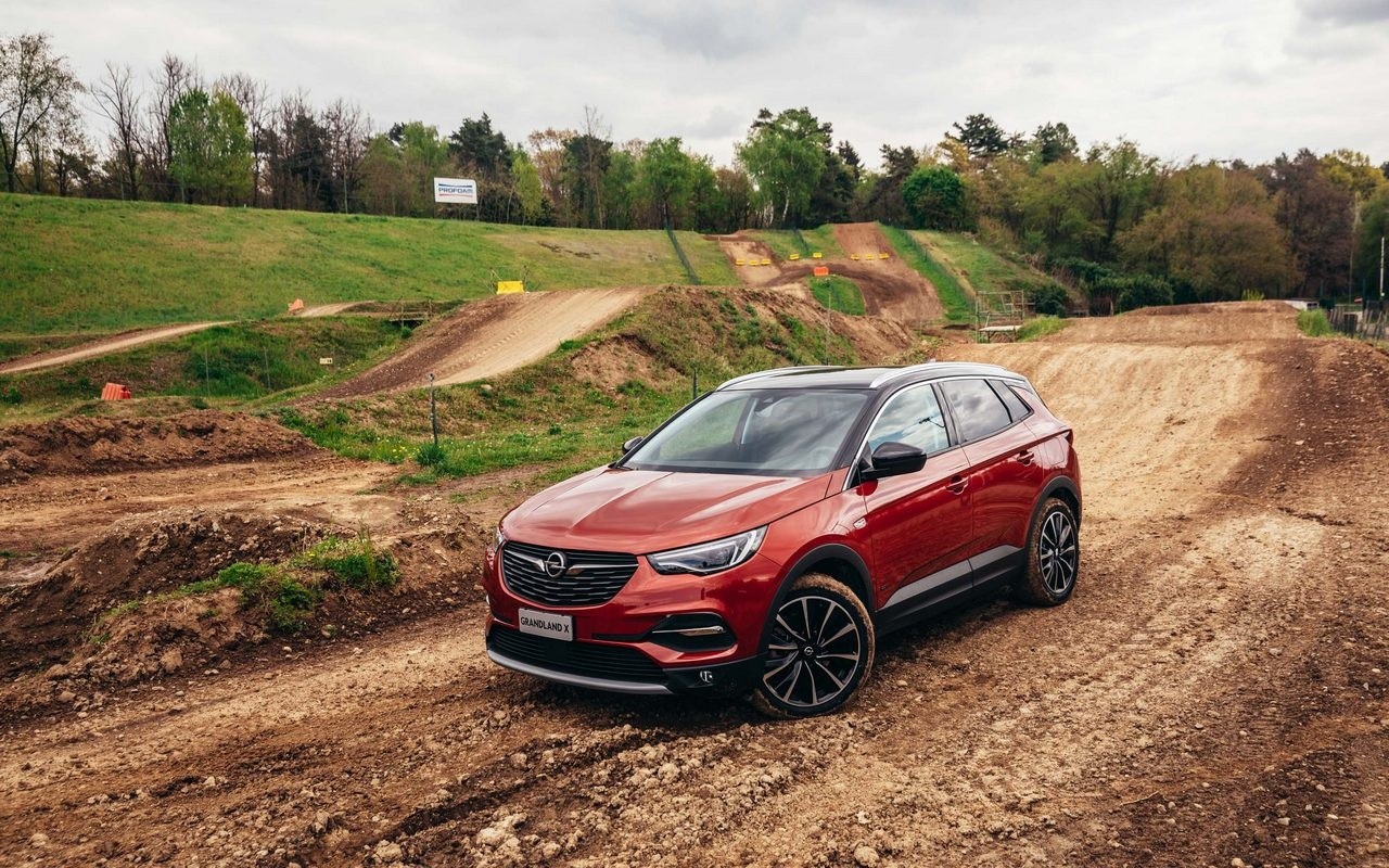 Opel Grandland X Hybrid4: nuove immagini ufficiali