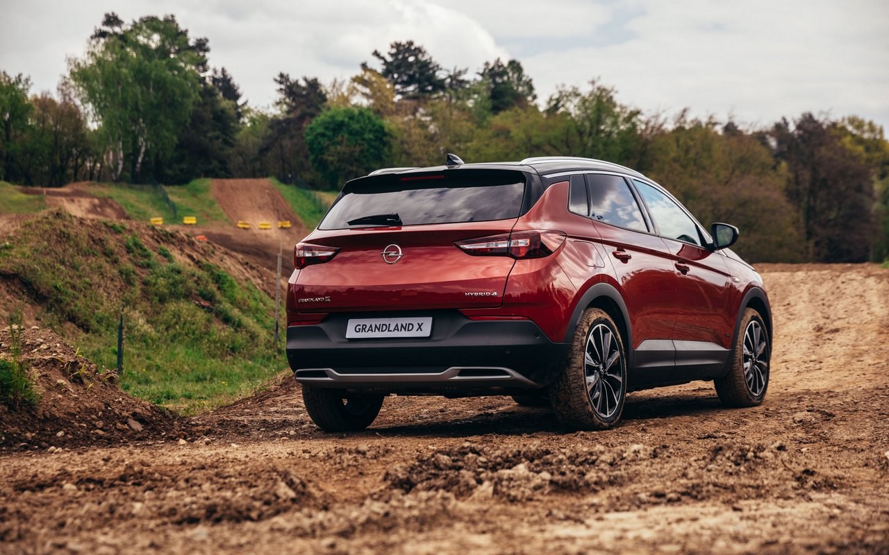 Opel Grandland X Hybrid4: nuove immagini ufficiali