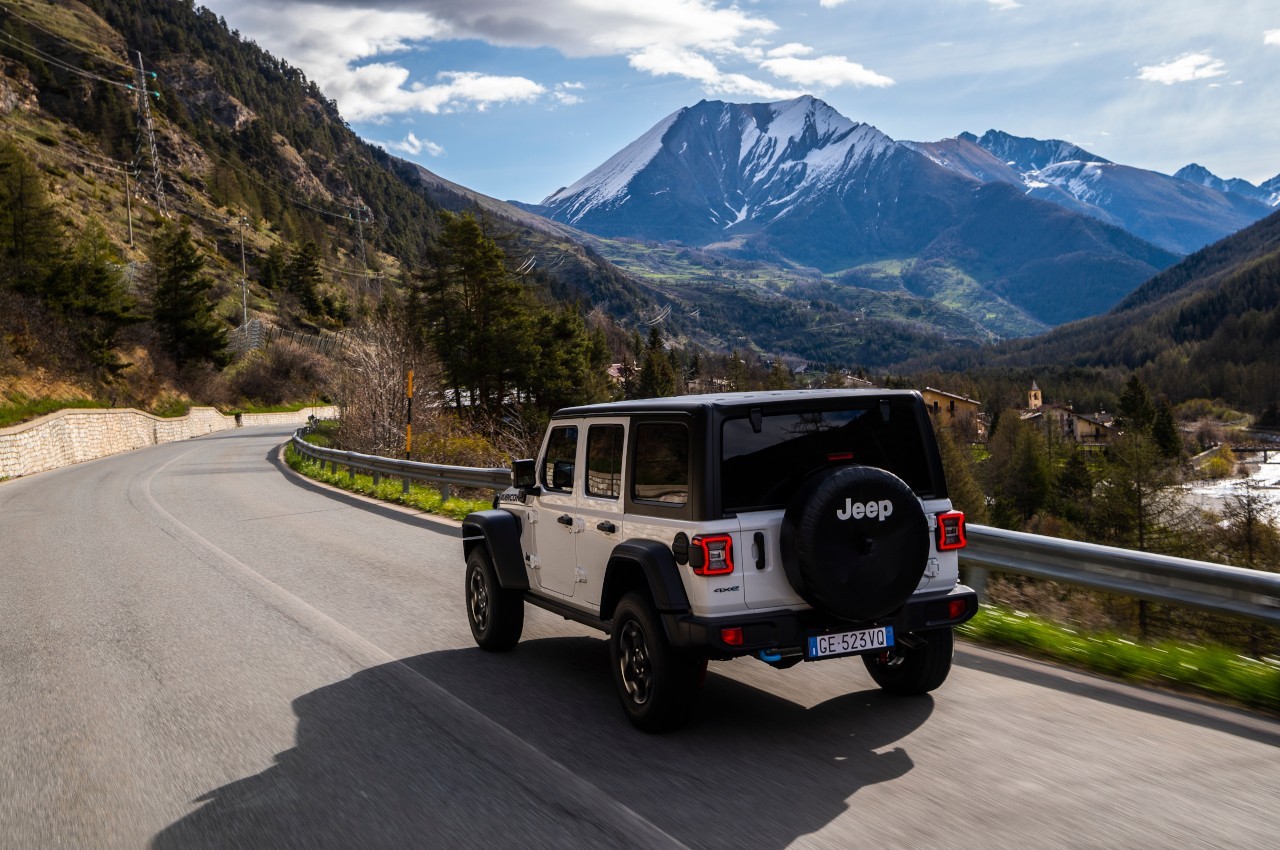 Jeep Wrangler 4xe 2021: immagini ufficiali