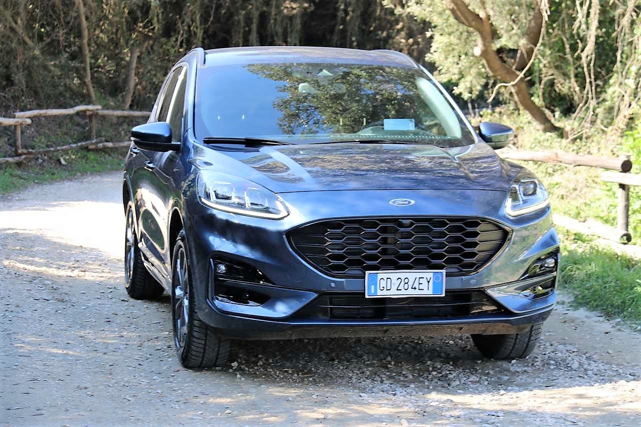 Ford Kuga FHEV AWD: la prova su strada