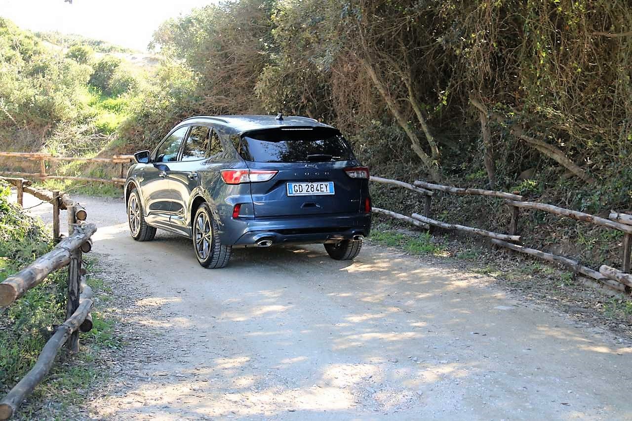 Ford Kuga FHEV AWD: la prova su strada