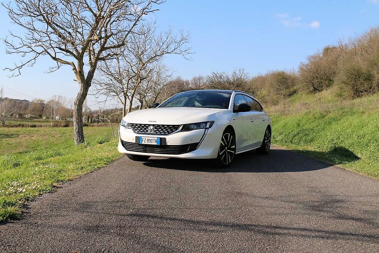 Peugeot 508 SW Hybrid 225 e-AT8 GT: la prova su strada