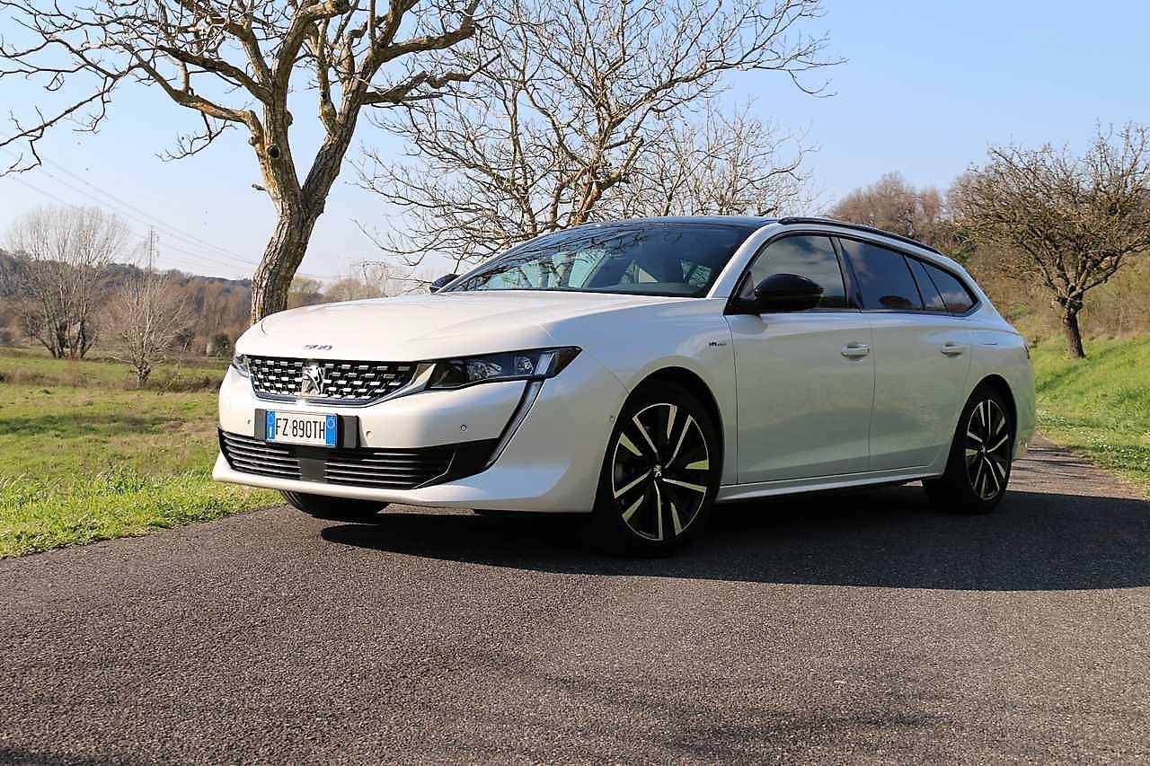 Peugeot 508 SW Hybrid 225 e-AT8 GT: la prova su strada