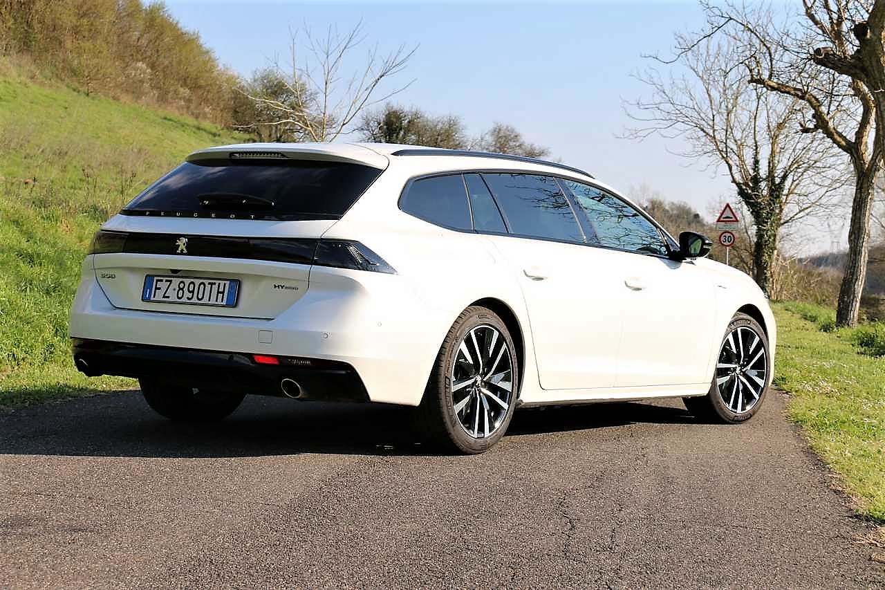 Peugeot 508 SW Hybrid 225 e-AT8 GT: la prova su strada