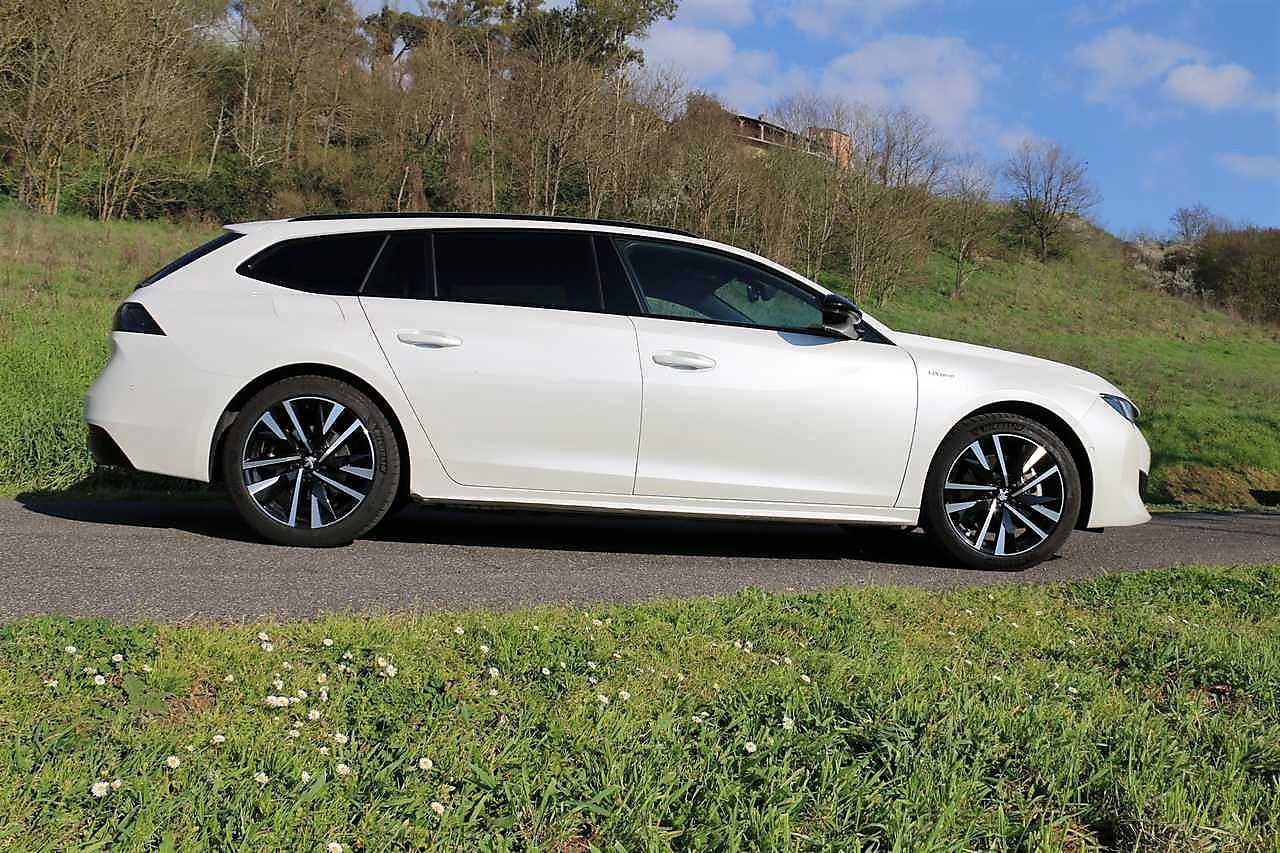 Peugeot 508 SW Hybrid 225 e-AT8 GT: la prova su strada