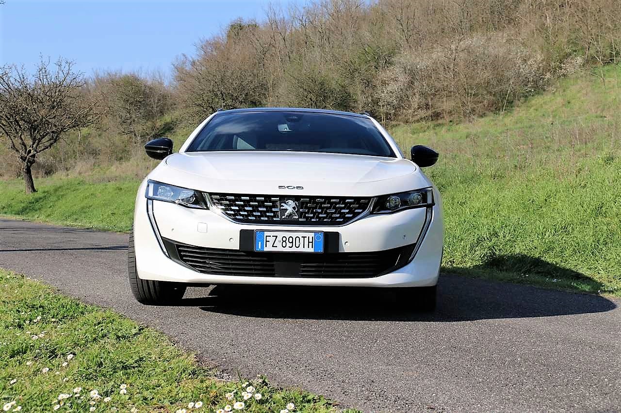 Peugeot 508 SW Hybrid 225 e-AT8 GT: la prova su strada