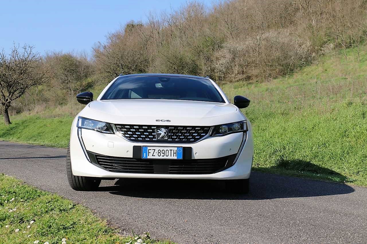 Peugeot 508 SW Hybrid 225 e-AT8 GT: la prova su strada