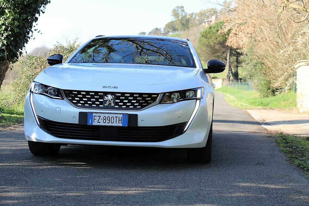 Peugeot 508 SW Hybrid 225 e-AT8 GT: la prova su strada