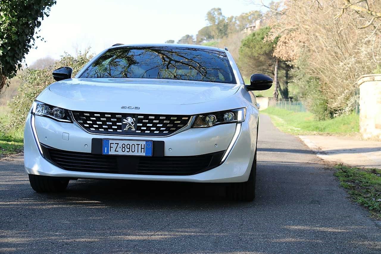 Peugeot 508 SW Hybrid 225 e-AT8 GT: la prova su strada