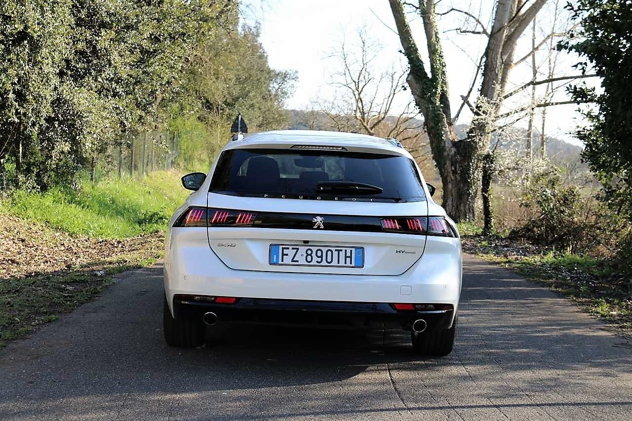 Peugeot 508 SW Hybrid 225 e-AT8 GT: la prova su strada