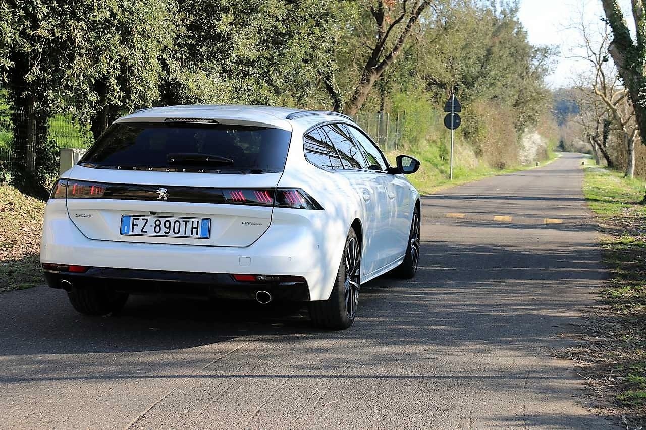 Peugeot 508 SW Hybrid 225 e-AT8 GT: la prova su strada