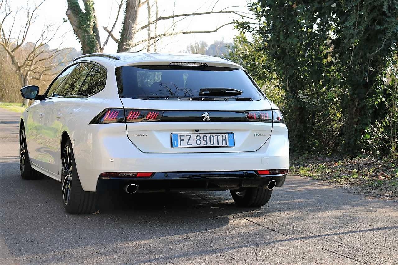 Peugeot 508 SW Hybrid 225 e-AT8 GT: la prova su strada