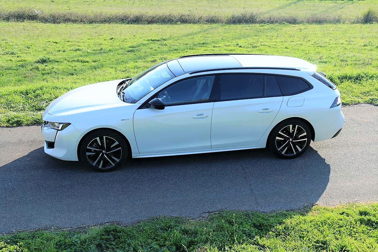 Peugeot 508 SW Hybrid 225 e-AT8 GT: la prova su strada