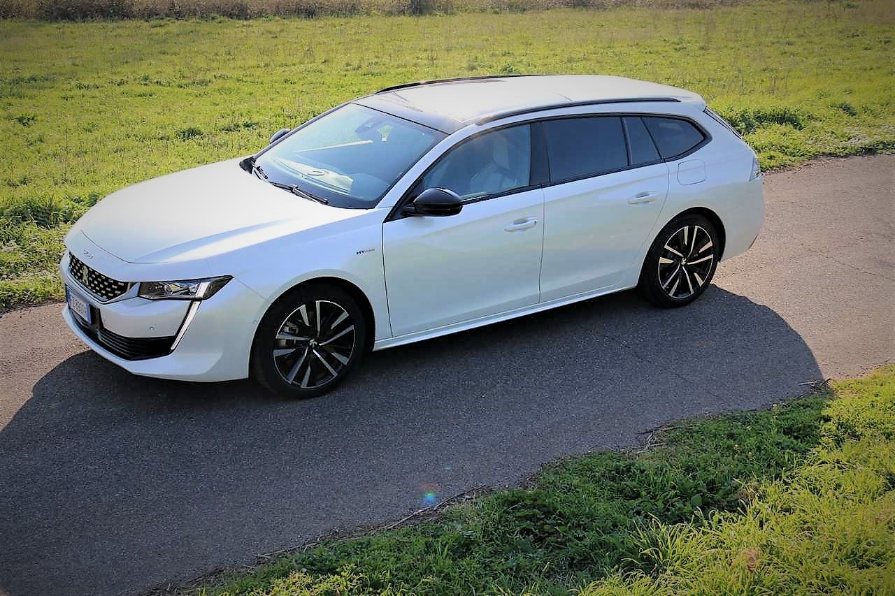 Peugeot 508 SW Hybrid 225 e-AT8 GT: la prova su strada