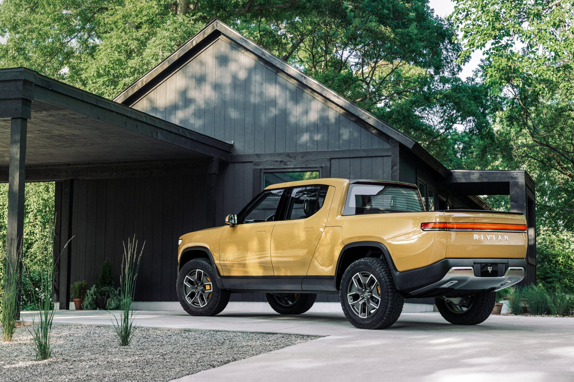 Rivian R1T: le immagini