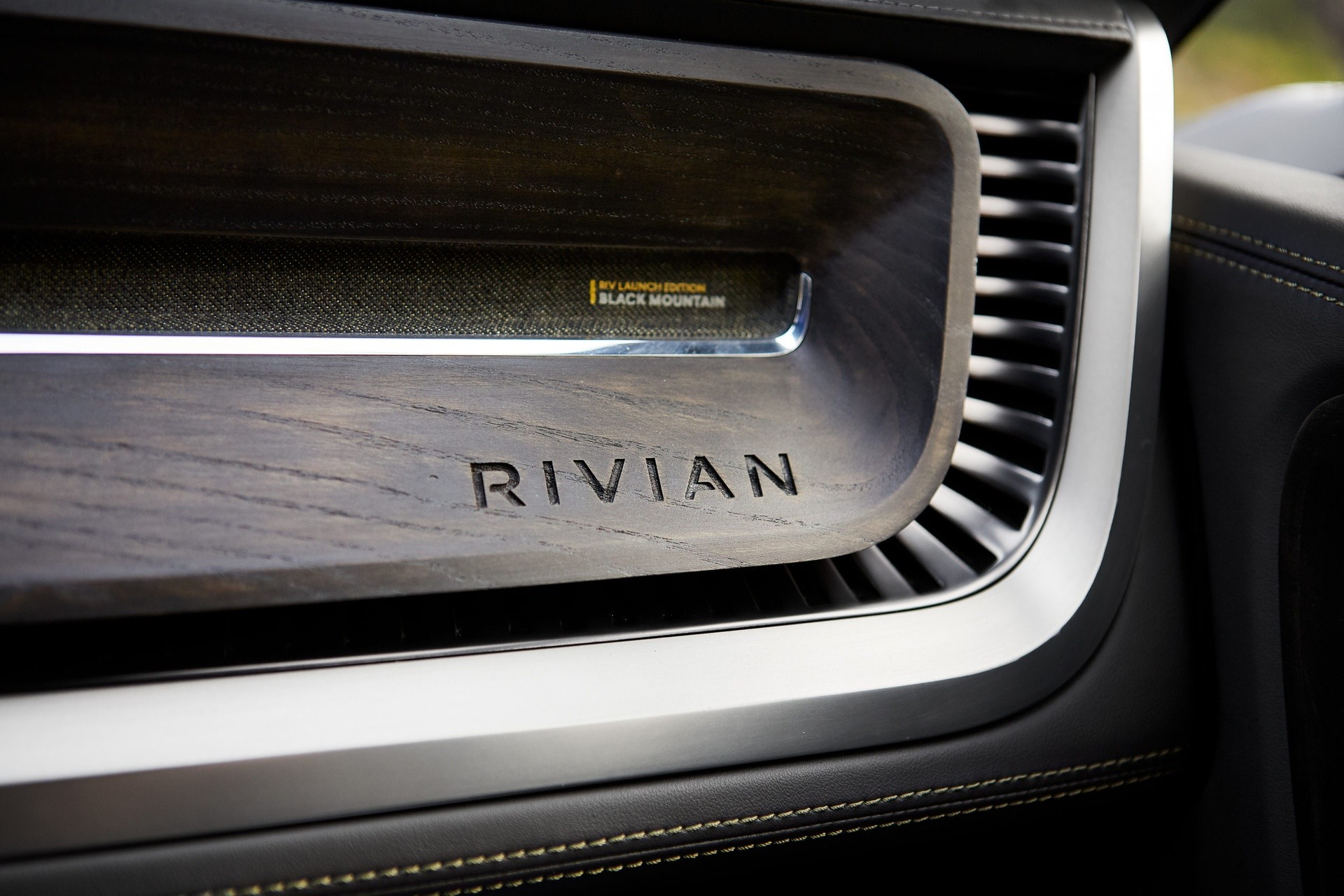 Rivian R1T: le immagini