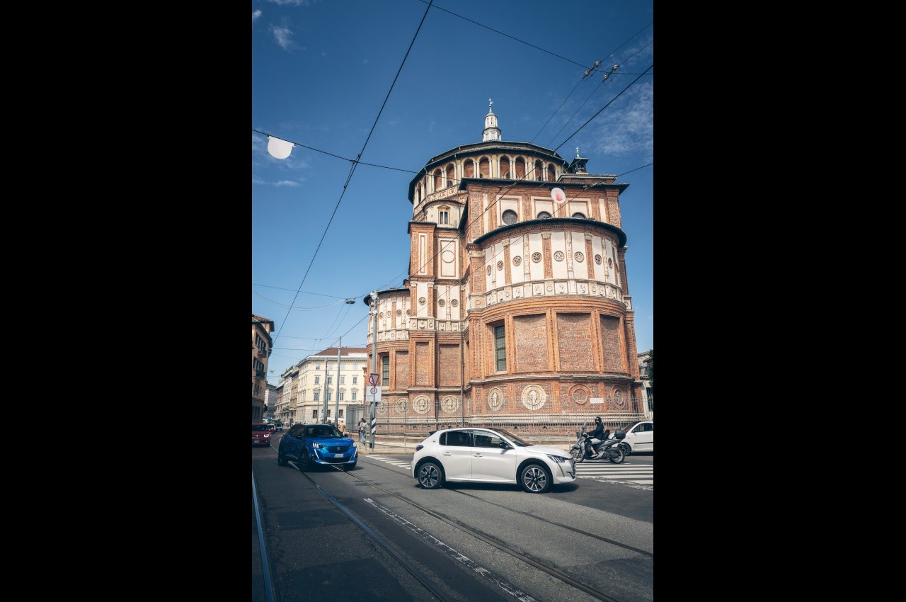 Peugeot e-208 ed e-2008 alla scoperta della Milano di Leonardo da Vinci