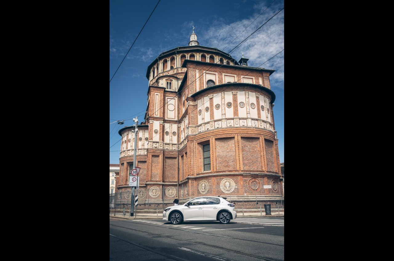 Peugeot e-208 ed e-2008 alla scoperta della Milano di Leonardo da Vinci