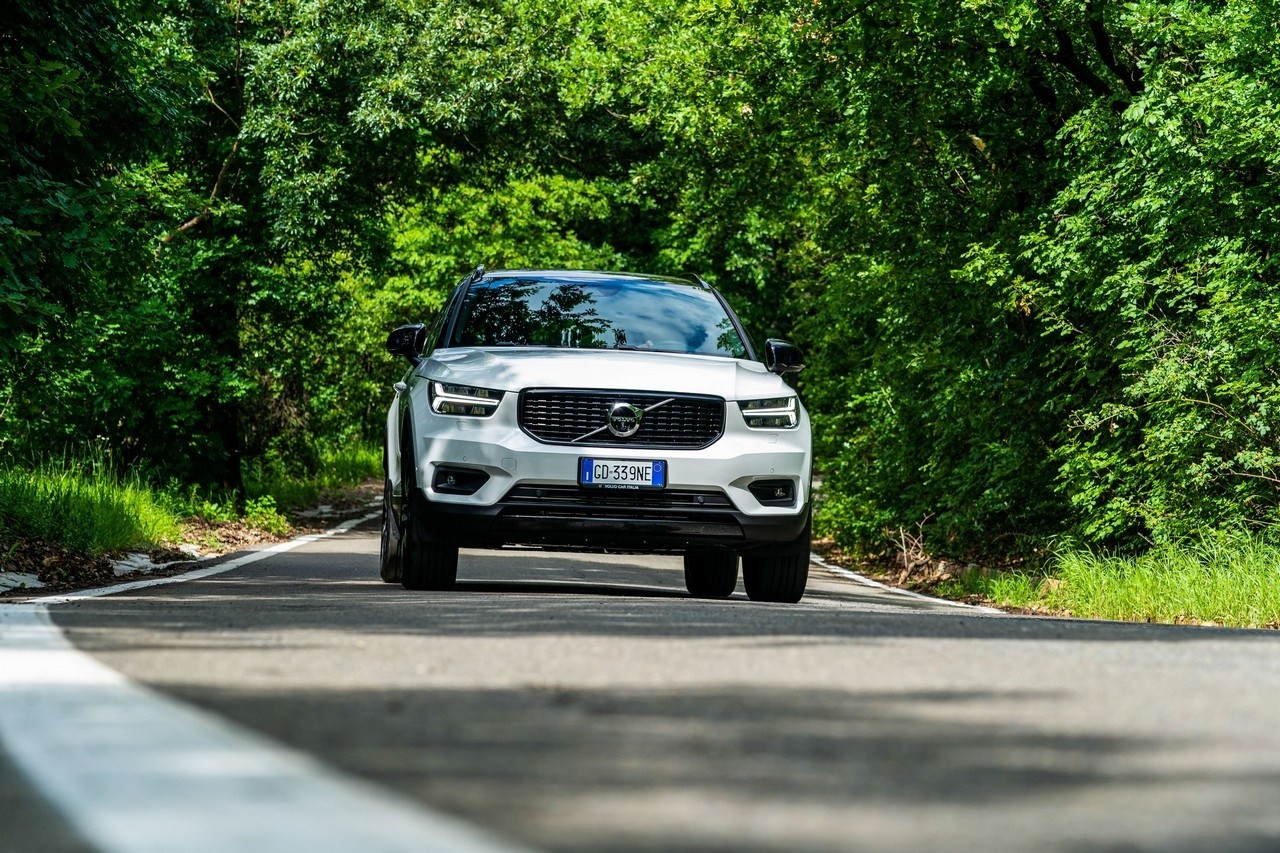 Volvo XC40 Recharge: immagini ufficiali e tecnologie di bordo