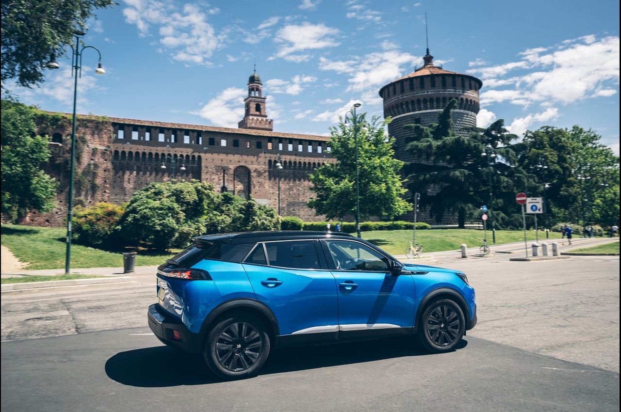 Peugeot e-208 ed e-2008 alla scoperta della Milano di Leonardo da Vinci