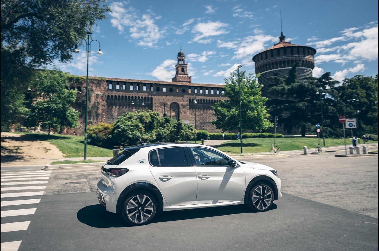 Peugeot e-208 ed e-2008 alla scoperta della Milano di Leonardo da Vinci