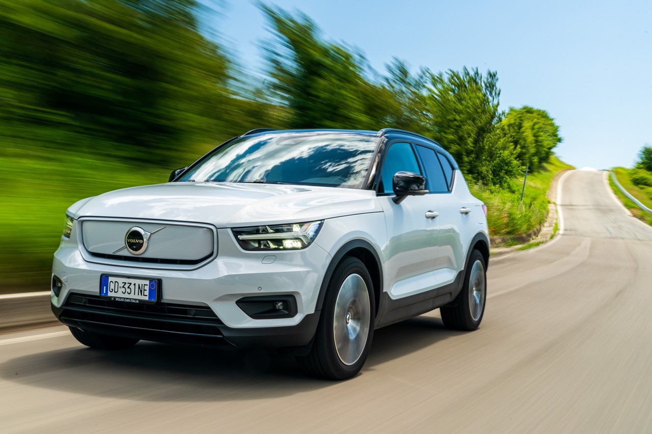 Volvo XC40 Recharge: immagini ufficiali e tecnologie di bordo