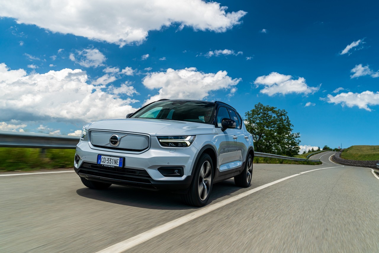 Volvo XC40 Recharge: immagini ufficiali e tecnologie di bordo