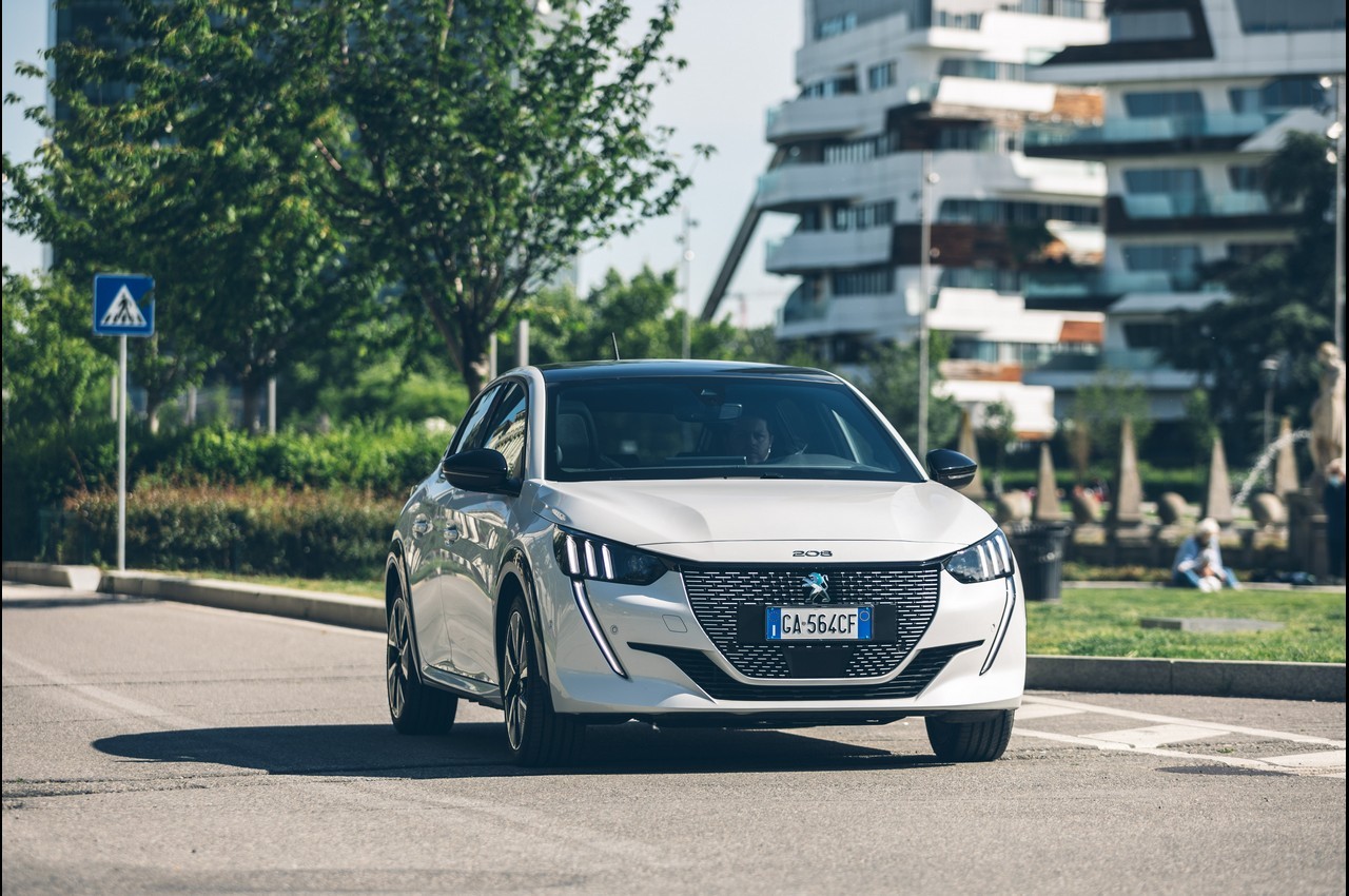 Peugeot e-208 ed e-2008 alla scoperta della Milano di Leonardo da Vinci