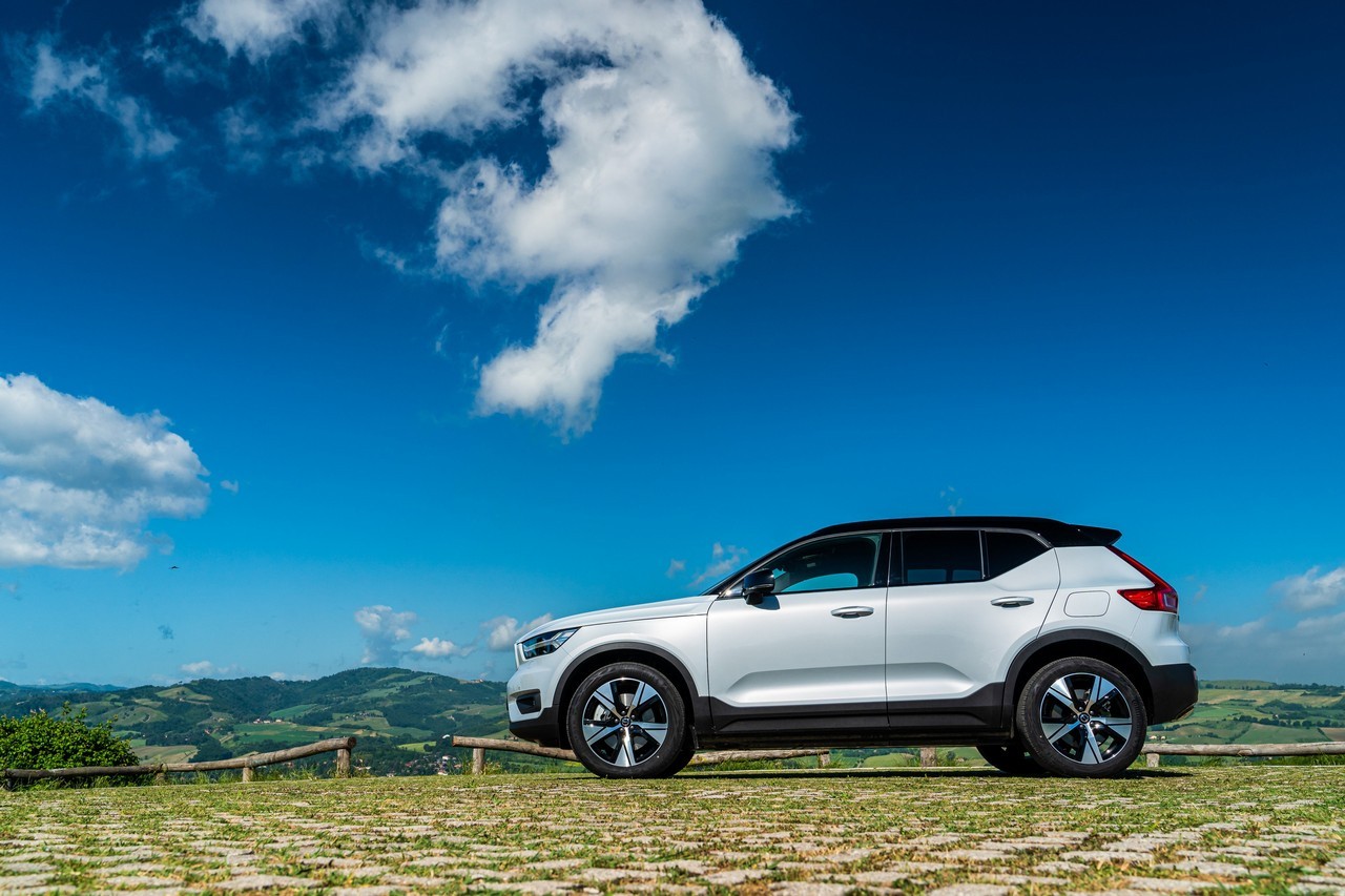 Volvo XC40 Recharge: immagini ufficiali e tecnologie di bordo