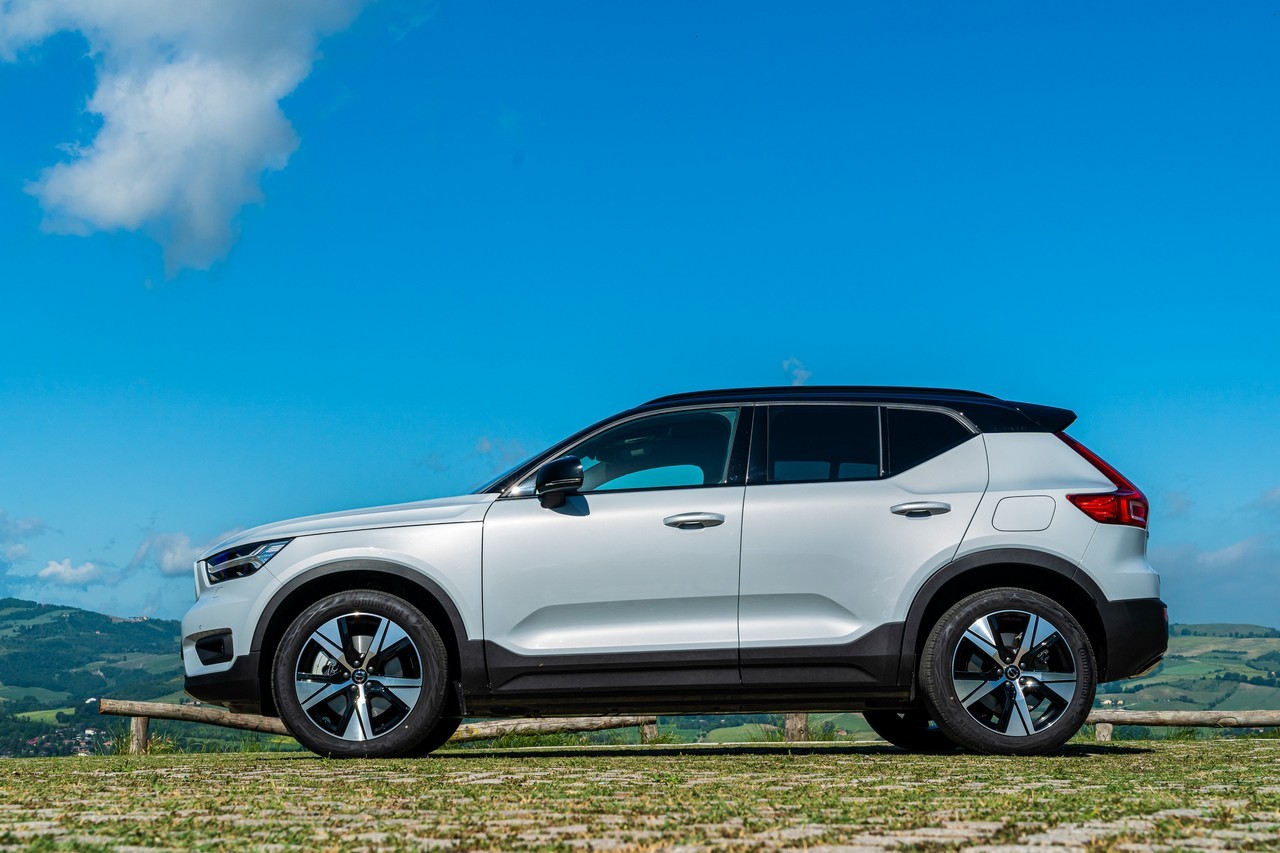 Volvo XC40 Recharge: immagini ufficiali e tecnologie di bordo