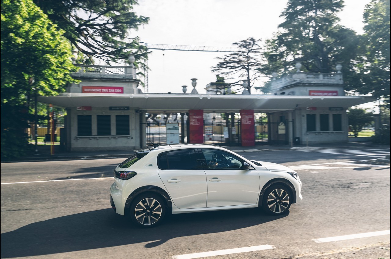 Peugeot e-208 ed e-2008 alla scoperta della Milano di Leonardo da Vinci