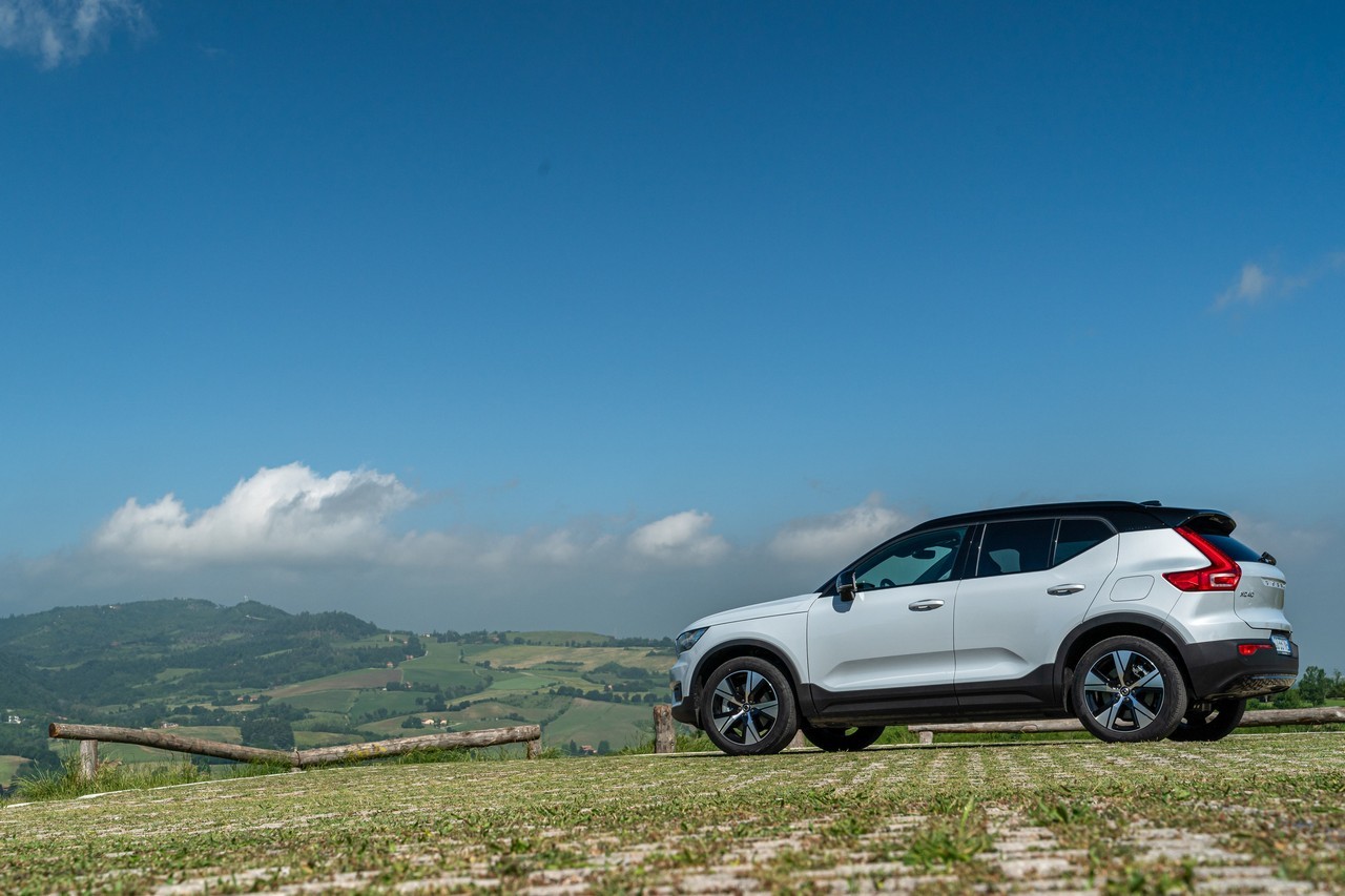 Volvo XC40 Recharge: immagini ufficiali e tecnologie di bordo