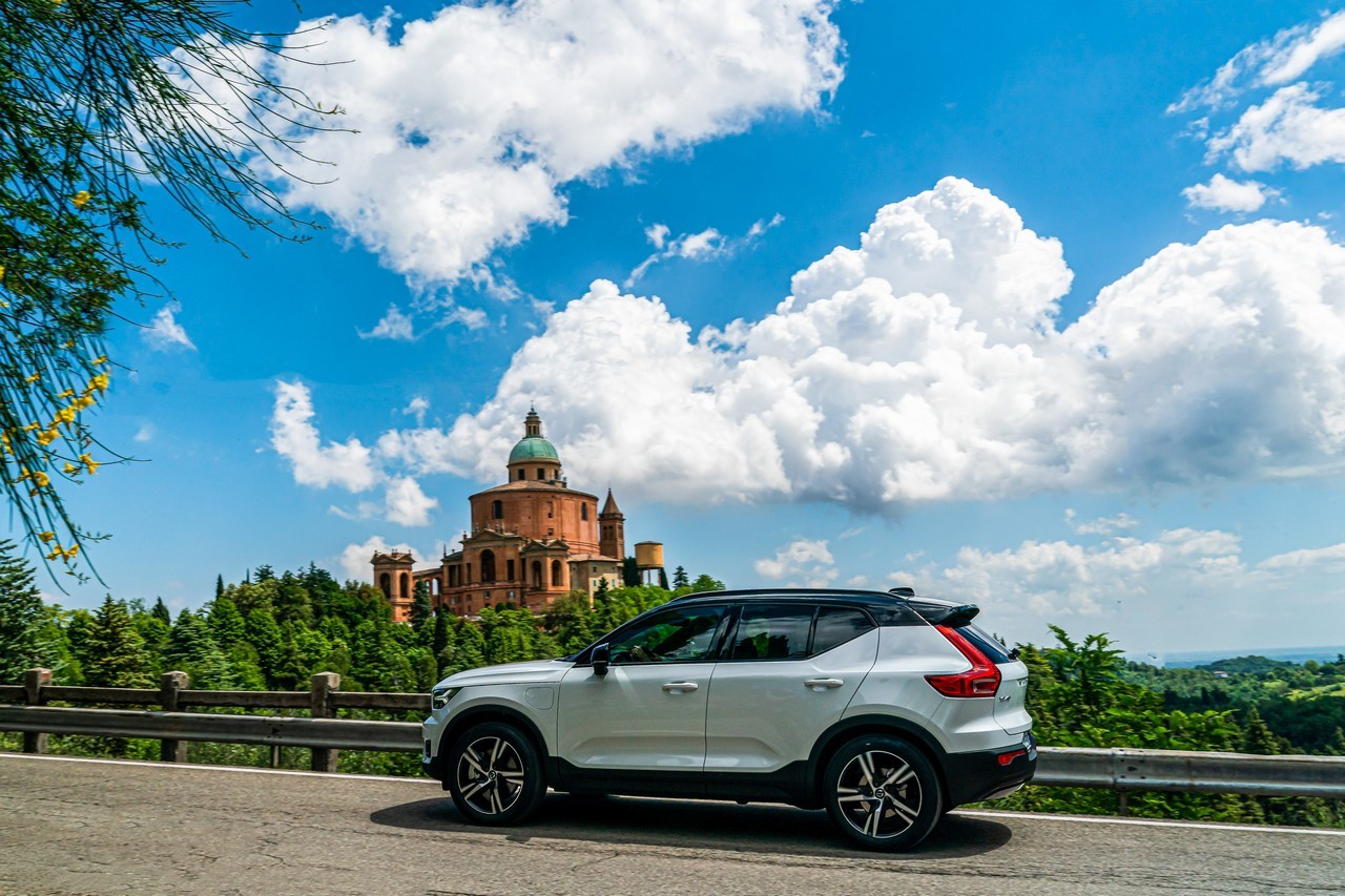 Volvo XC40 Recharge: immagini ufficiali e tecnologie di bordo