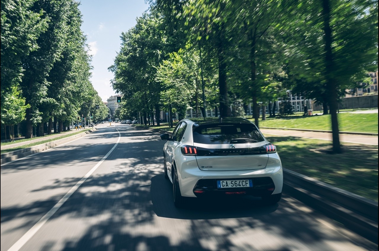 Peugeot e-208 ed e-2008 alla scoperta della Milano di Leonardo da Vinci