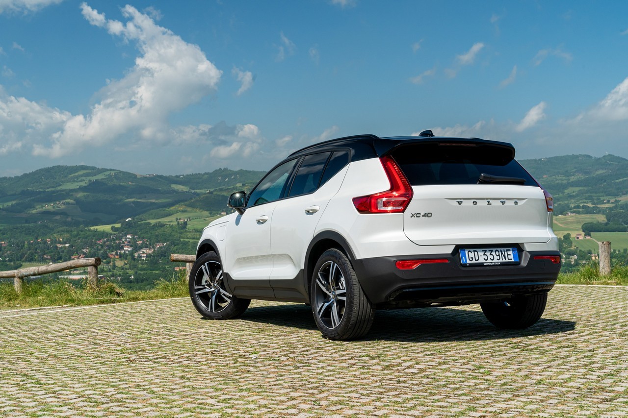 Volvo XC40 Recharge: immagini ufficiali e tecnologie di bordo