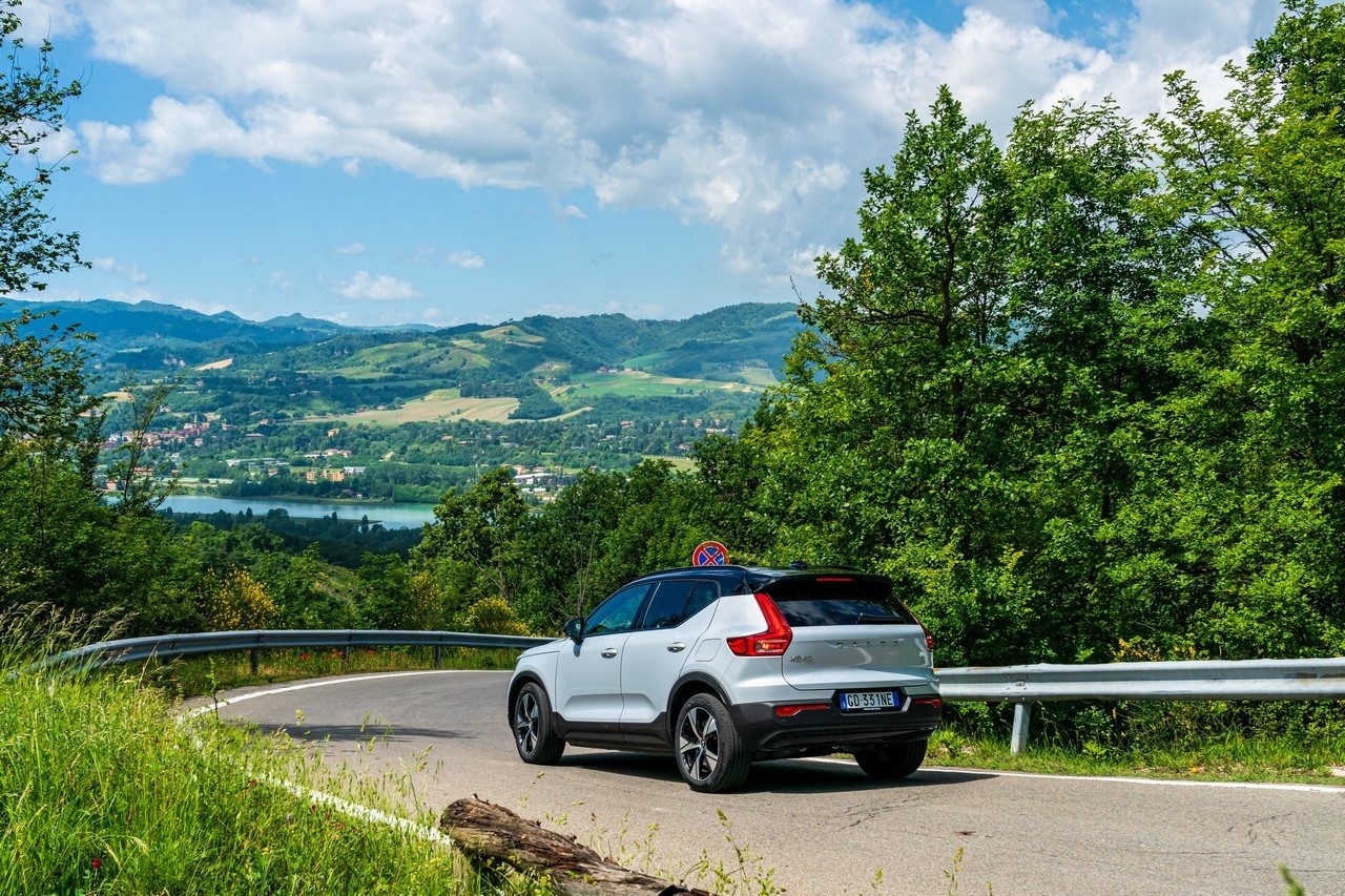 Volvo XC40 Recharge: immagini ufficiali e tecnologie di bordo