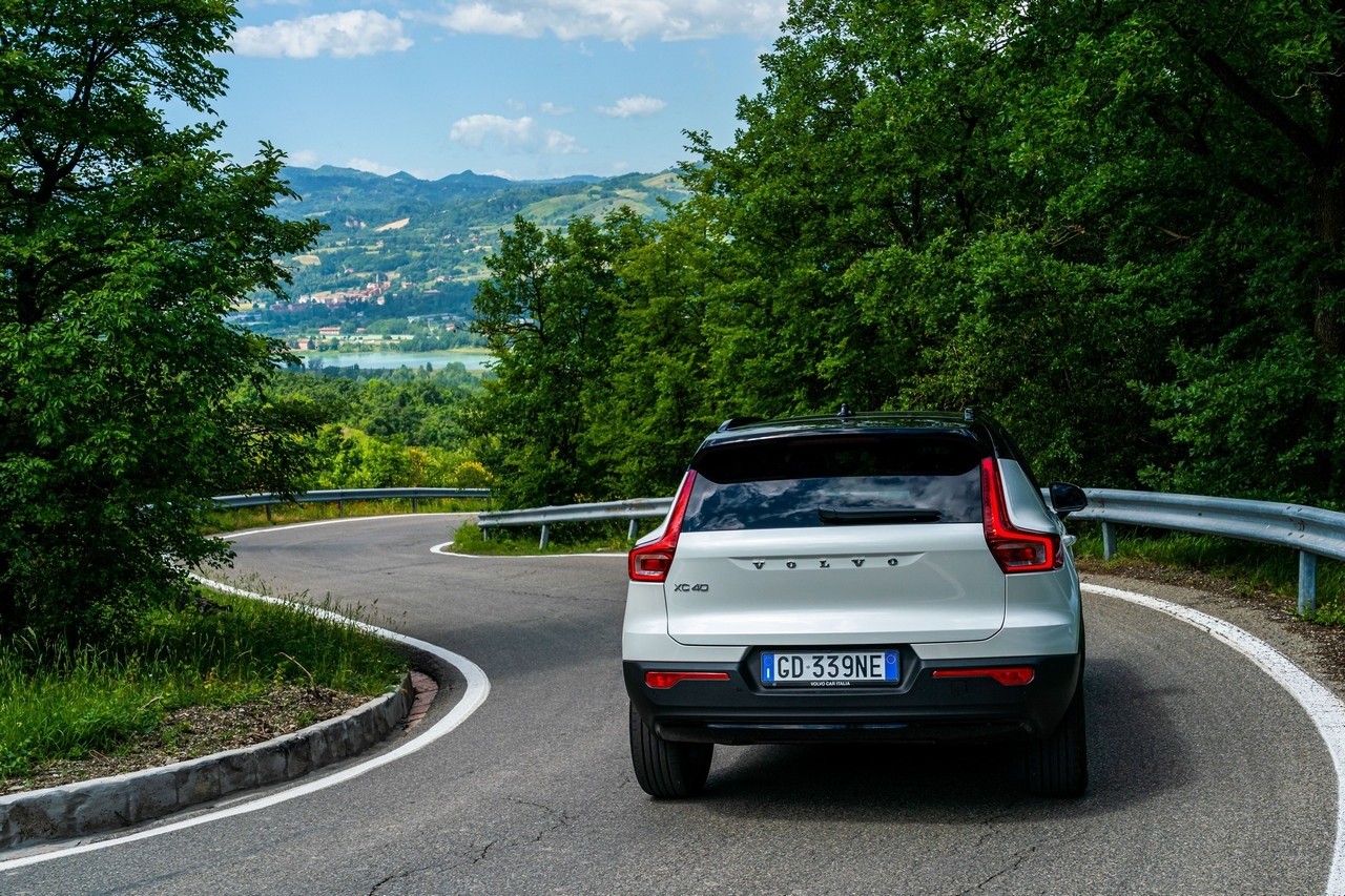 Volvo XC40 Recharge: immagini ufficiali e tecnologie di bordo