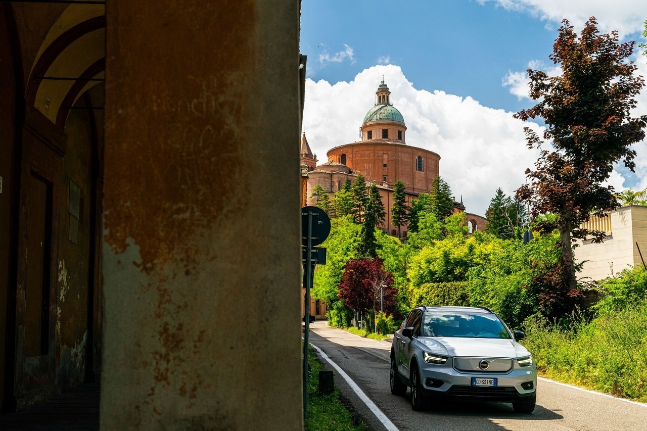 Volvo XC40 Recharge: immagini ufficiali e tecnologie di bordo