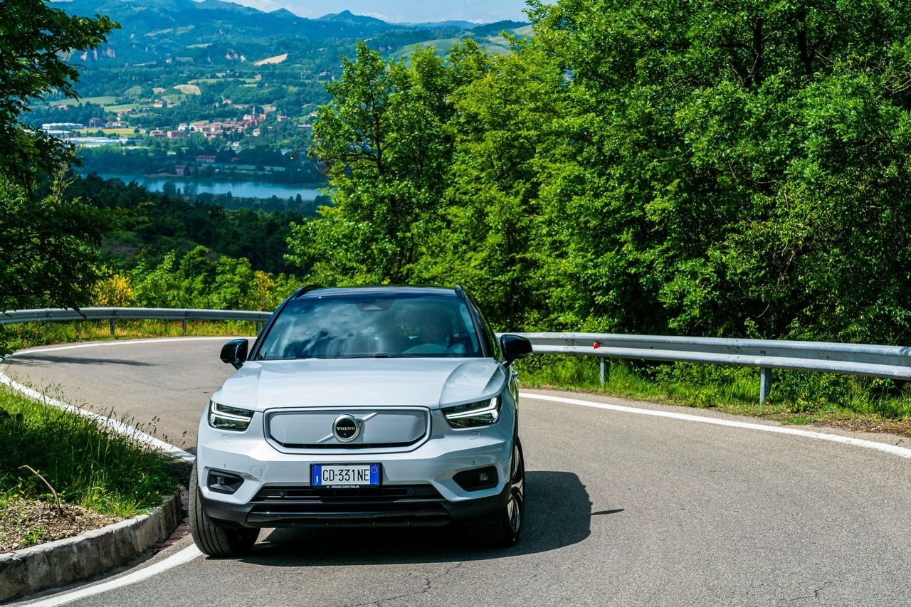 Volvo XC40 Recharge: immagini ufficiali e tecnologie di bordo