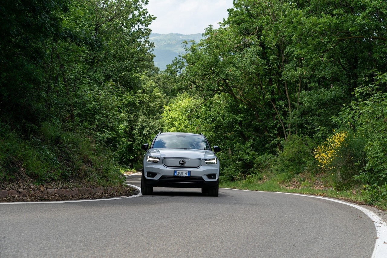 Volvo XC40 Recharge: immagini ufficiali e tecnologie di bordo