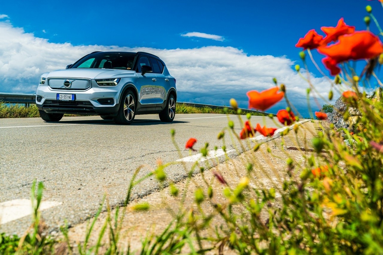 Volvo XC40 Recharge: immagini ufficiali e tecnologie di bordo