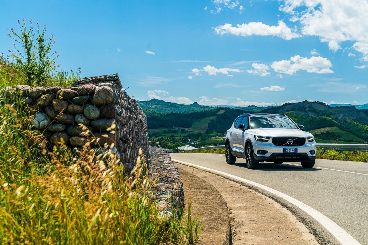 Volvo XC40 Recharge: immagini ufficiali e tecnologie di bordo