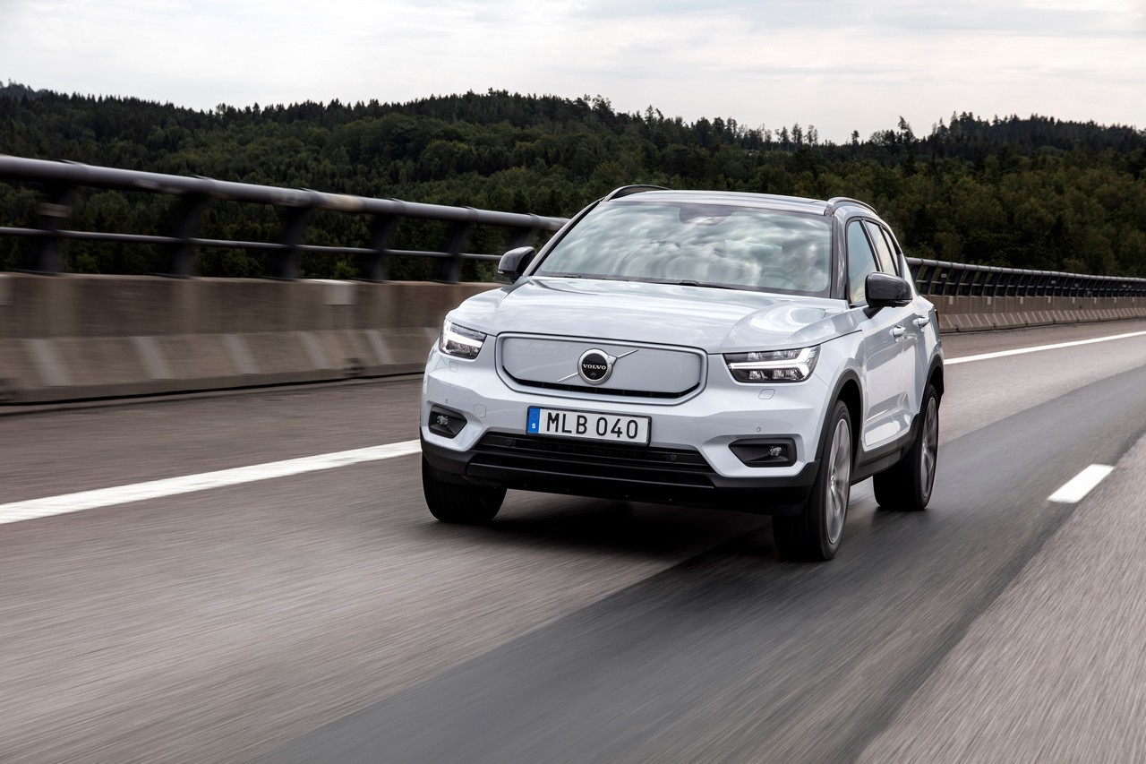 Volvo XC40 Recharge: immagini ufficiali e tecnologie di bordo