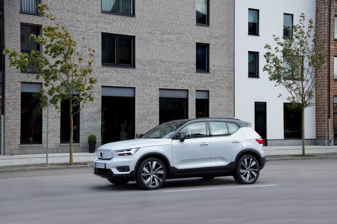 Volvo XC40 Recharge: immagini ufficiali e tecnologie di bordo