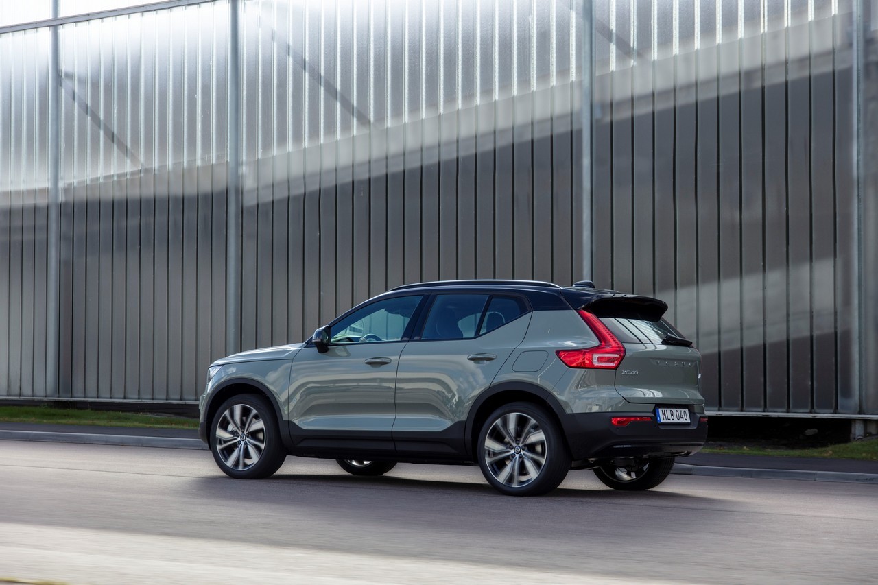 Volvo XC40 Recharge: immagini ufficiali e tecnologie di bordo