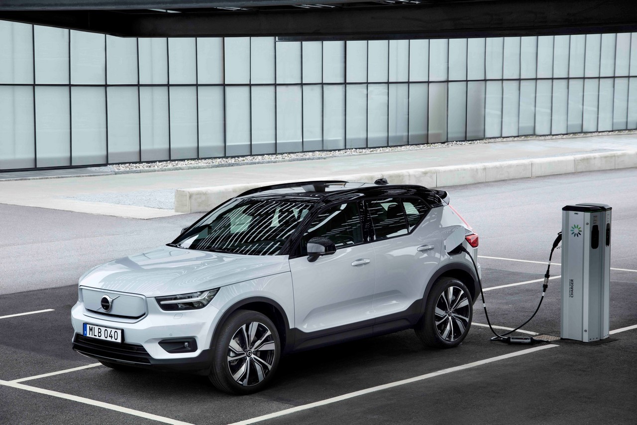 Volvo XC40 Recharge: immagini ufficiali e tecnologie di bordo