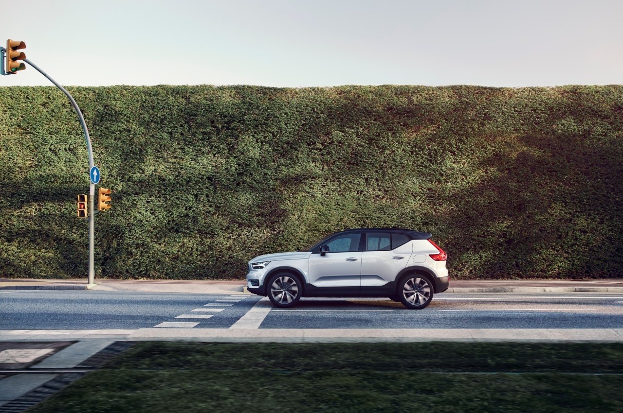 Volvo XC40 Recharge: immagini ufficiali e tecnologie di bordo