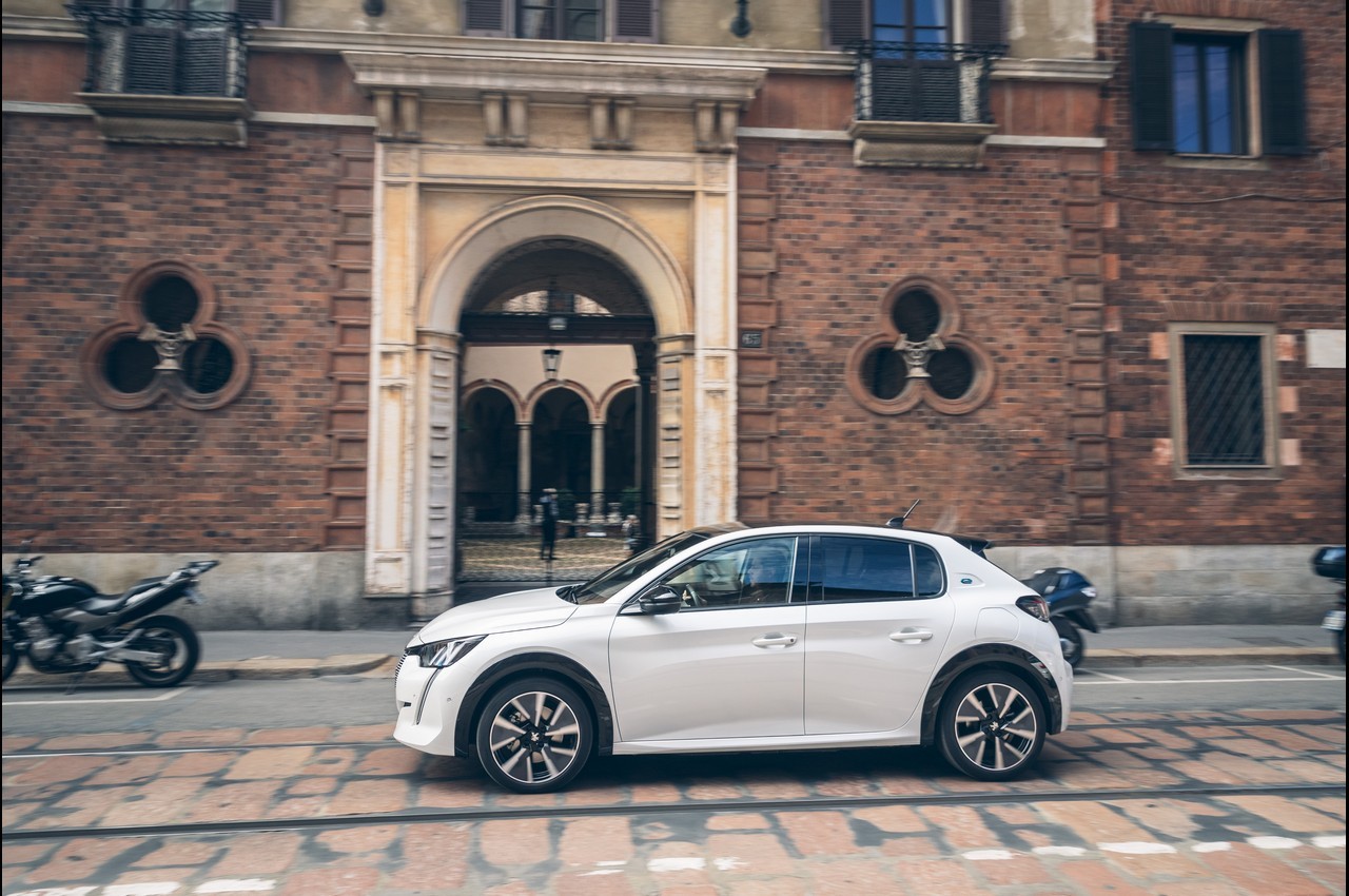 Peugeot e-208 ed e-2008 alla scoperta della Milano di Leonardo da Vinci