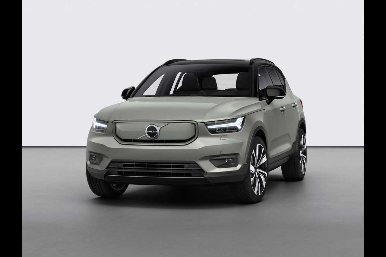 Volvo XC40 Recharge: immagini ufficiali e tecnologie di bordo